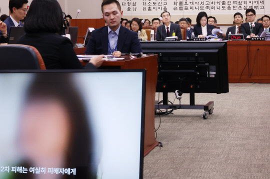 11일 국회에서 열린 법제사법위원회 국정감사에 출석한 한동훈 법무장관이 시대전환 조정훈 의원이 실시한 '부산 돌려차기' 사건 피해자와의 인터뷰 화면을 보고 있다.<연합뉴스>